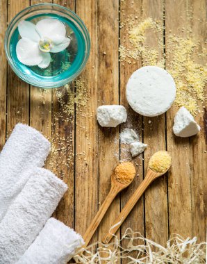 Spa natürmort kase ve orkide