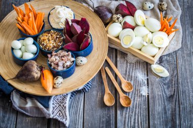 Ahşap zemin üzerine salata için malzemeler