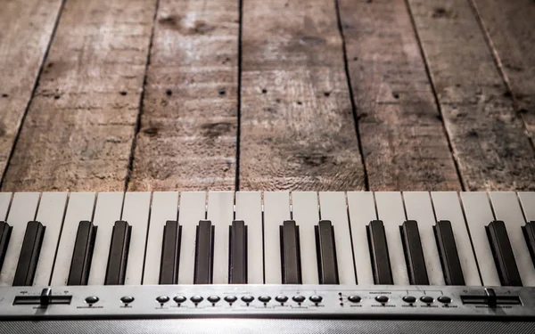 木製の背景のクローズ アップのピアノ — ストック写真