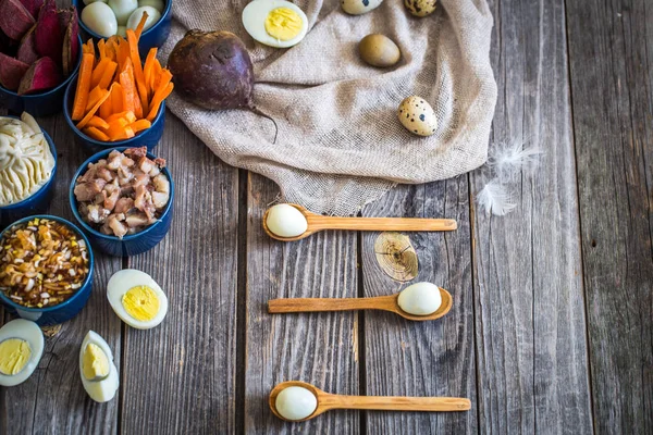 Ahşap zemin üzerine salata için malzemeler