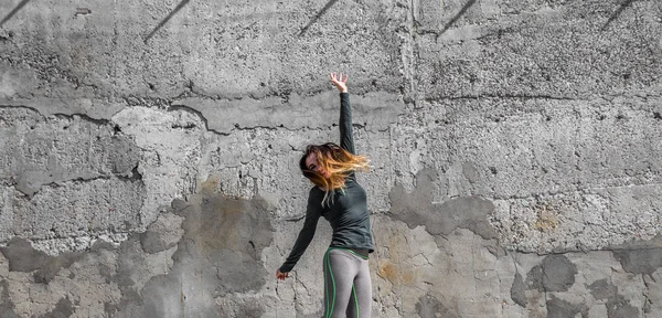 Fitness-Mädchen in Sportkleidung an der Wand Hintergrund — Stockfoto