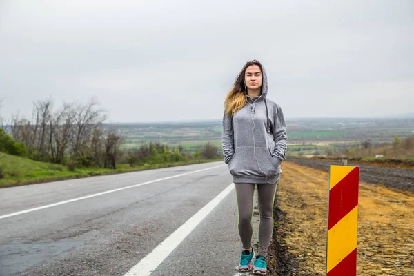 Das Mädchen in Sportkleidung unterwegs — Stockfoto