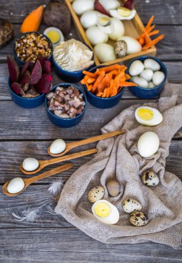 Ahşap zemin üzerine salata için malzemeler