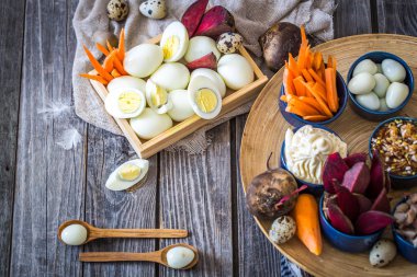 Ahşap zemin üzerine salata için malzemeler