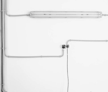 Elektrikçi tel beyaz duvarlar