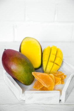 Mango suyu ile beyaz ahşap zemin üzerinde