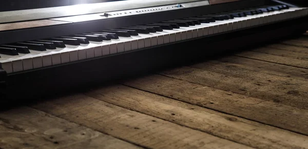 Fortepian na drewniane tło zbliżenie — Zdjęcie stockowe