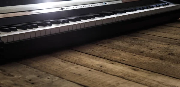 Piano sobre fondo de madera primer plano — Foto de Stock