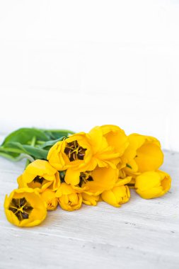 hafif ahşap zemin üzerine Sarı laleler buket