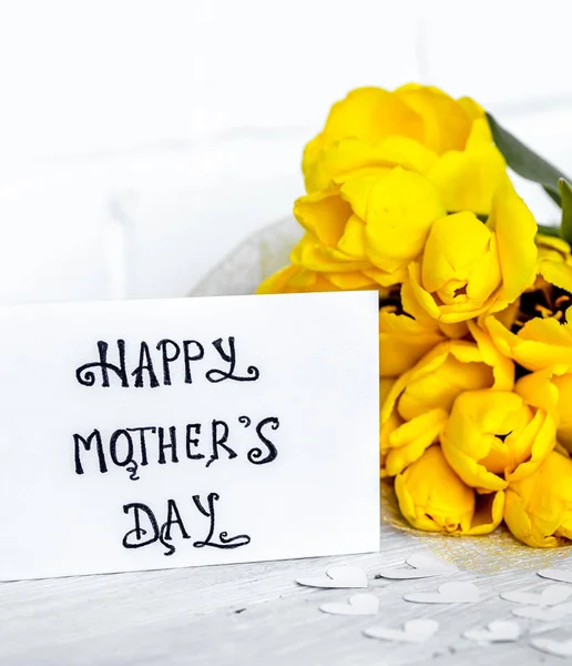 母亲节的明信片和木制背景上的黄色郁金香 — 图库照片