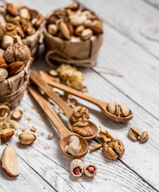 Tabak içinde farklı fındık