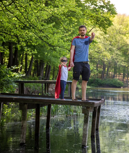 Padre e hija jugando un super héroe — Foto de Stock