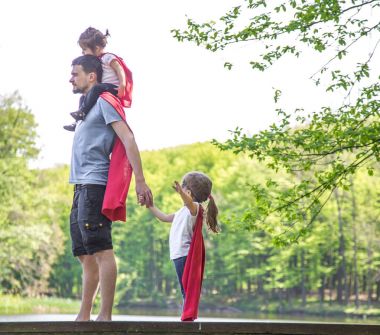 Baba, iki çocuğu ile çalış bir süper kahraman