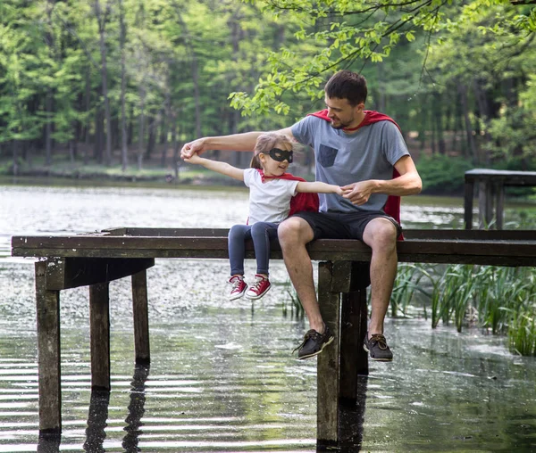 Padre e hija jugando un super héroe — Foto de Stock