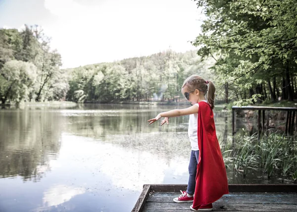 Маленькая милая девочка в костюме супергероя — стоковое фото