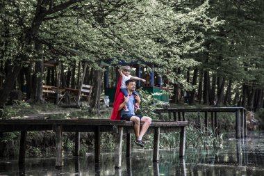 Baba ve bir süper kahraman oynayan kız