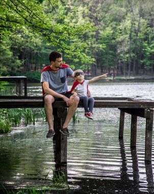 Baba ve bir süper kahraman oynayan kız