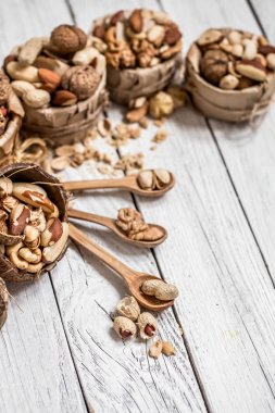 Tabak içinde farklı fındık