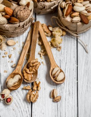 Tabak içinde farklı fındık