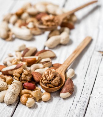 Tabak içinde farklı fındık