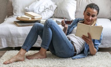 Kız rahat bir oda bir kitap okuma