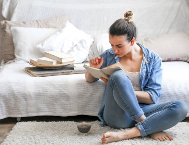 Kız rahat bir oda bir kitap okuma