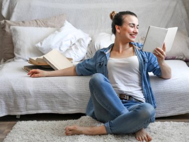 Kız rahat bir oda bir kitap okuma