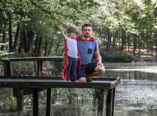 Отец и дочь играют супергероя — стоковое фото