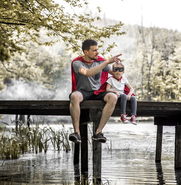 Padre e hija jugando un super héroe — Foto de Stock