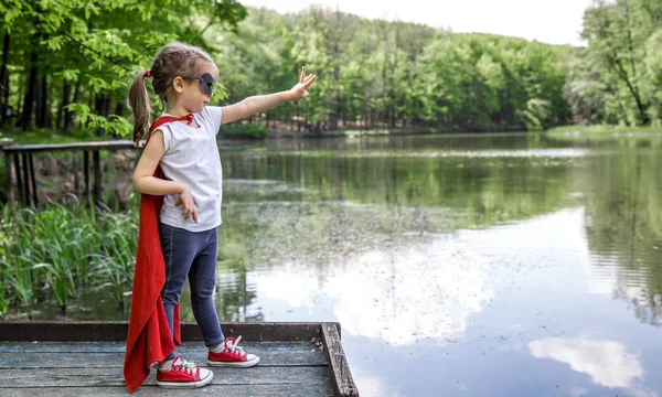 Pequeña linda chica en traje de un super héroe — Foto de Stock