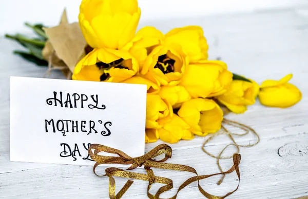 母亲节的明信片和木制背景上的黄色郁金香 — 图库照片