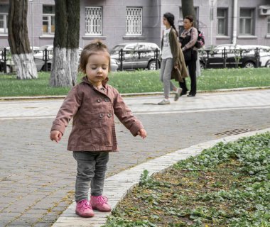 sokakta yürürken ceket küçük kız