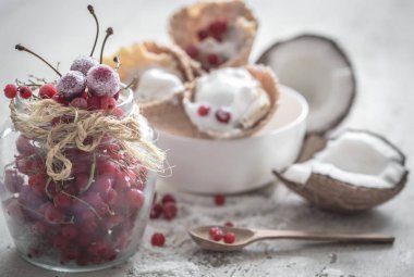 dondurma waffle koni ve çilek