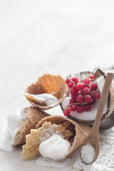 Мороженое в вафельном рожке и ягодах — стоковое фото