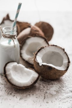 ahşap zemin üzerine Hindistan cevizi