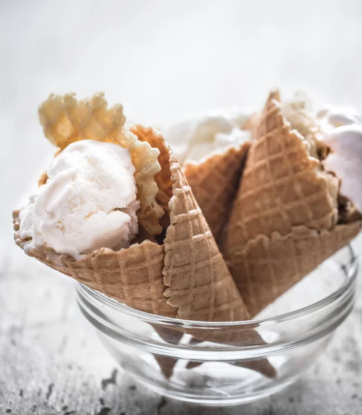 Мороженое в вафельном конусе — стоковое фото