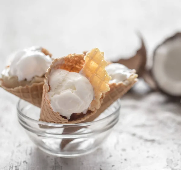 Ванильное кокосовое мороженое в вафельном конусе — стоковое фото