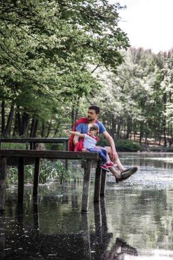Baba ve bir süper kahraman oynayan kız