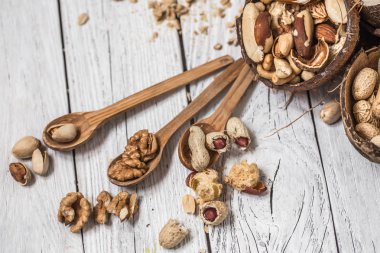 Tabak içinde farklı fındık