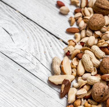 Beyaz ahşap zemin üzerinde farklı fındık ,