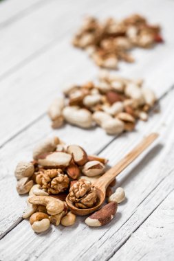 Tabak içinde farklı fındık