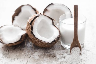 ahşap zemin üzerine Hindistan cevizi