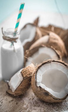 ahşap zemin üzerine Hindistan cevizi