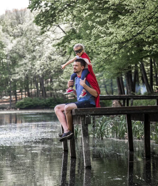 Padre e hija jugando un super héroe — Foto de Stock