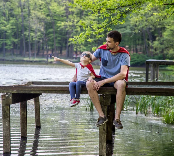 Padre e hija jugando un super héroe — Foto de Stock