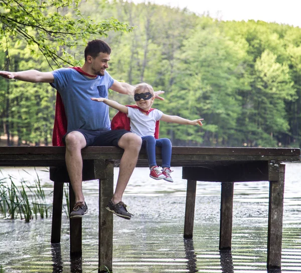 Padre e hija jugando un super héroe — Foto de Stock