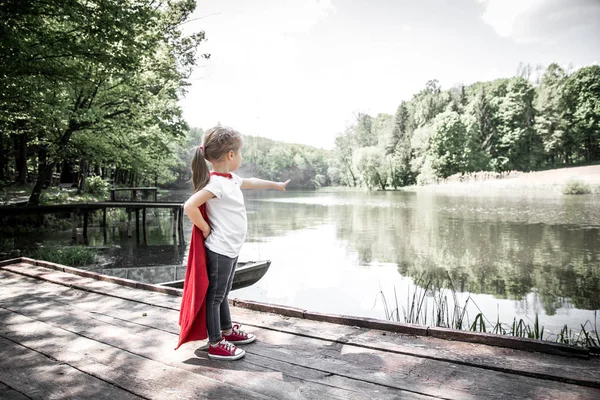 可爱的小女孩在一个超级英雄的服装 — 图库照片
