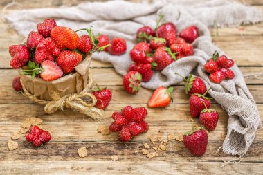 ahşap arka plan üzerinde taze çilek ile düzenleme