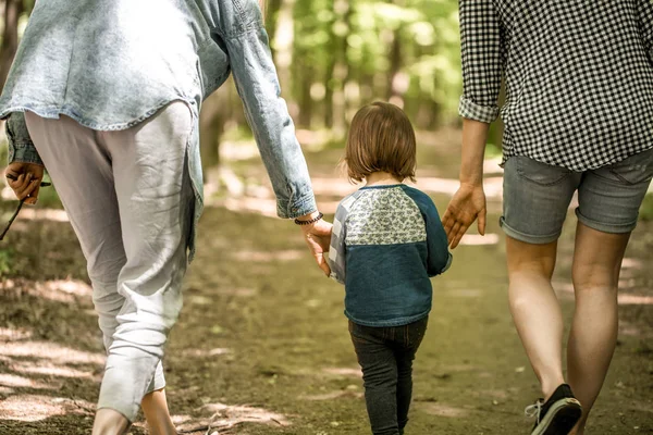 Madre con hijas jóvenes caminan en el bosque — Foto de Stock