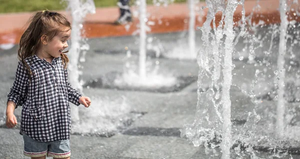 Niña jugando en la fuente — Foto de Stock